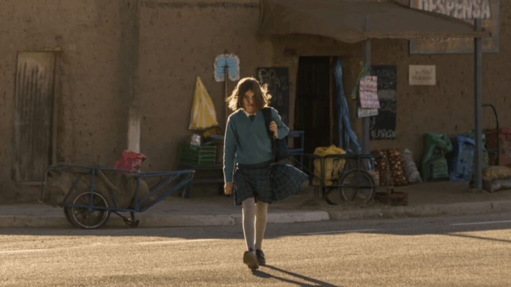 As Maldições - garota caminhando em cena no final da temporada de três episódios