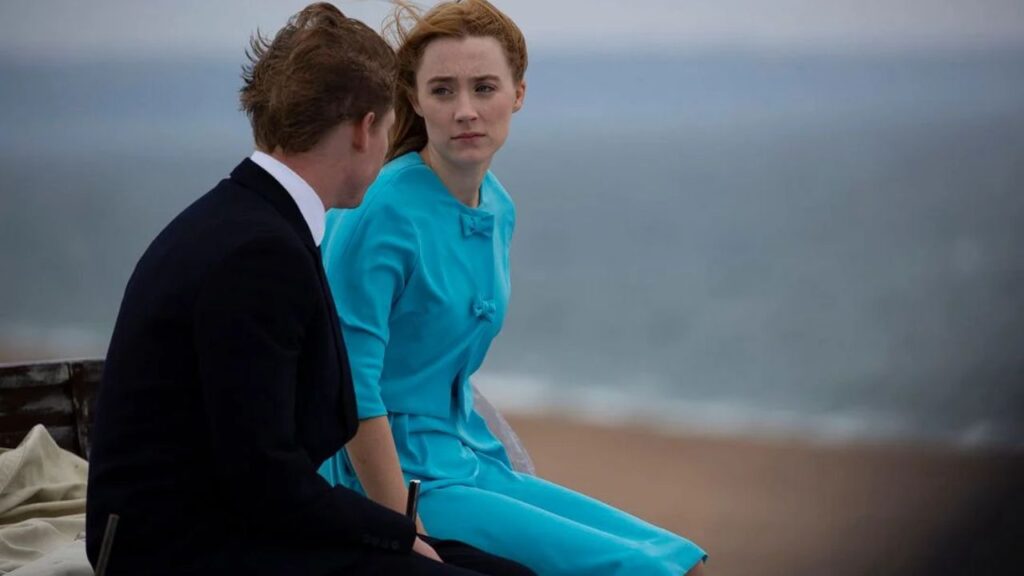 O filme do Prime Video que nos leva à Inglaterra de 1962 para acompanhar um drama devastador Na Praia de Chesil