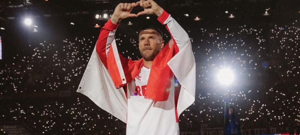 Documentário Poldi na Netflix revela conexão entre o mascote e o menino migrante Lukas Podolski