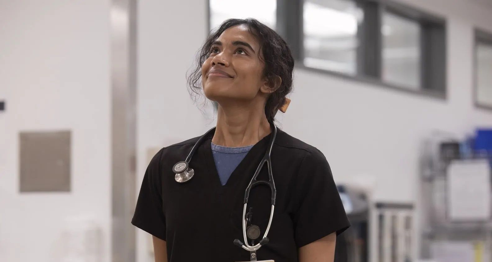Supriya Ganesh analisa saída de personagem de The Pitt e reação dos fãs surpreende