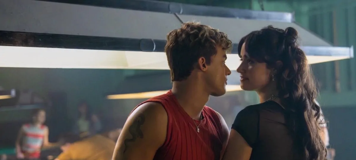 Sua Culpa: Londres chega ao Prime Video entregando romance e conflitos em meio à distância