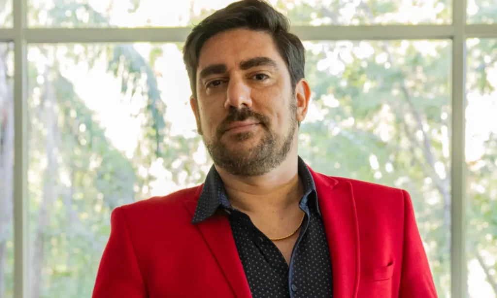 Marcelo Adnet destaca desafio em papel dramático na série Jogada de Risco Marcelo Adnet assume papel dramático em Jogada de Risco no Globoplay