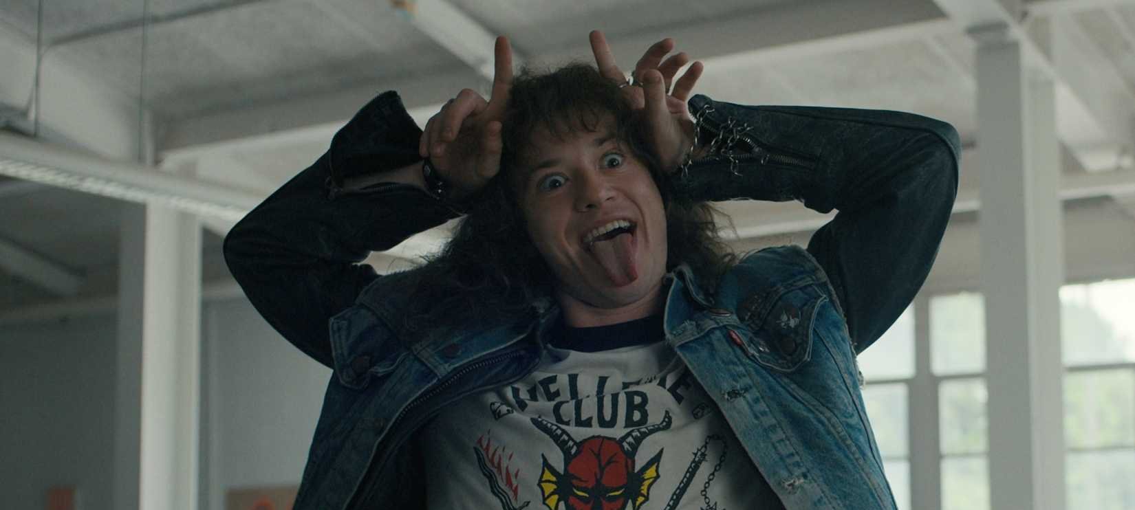 Cena de Eddie tocando guitarra em Stranger Things faz sucesso há quatro anos
