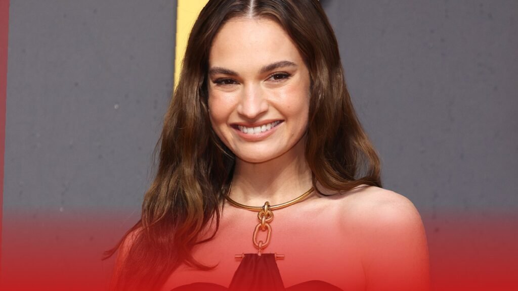 Lily James reflete: por que a felicidade está sempre em fluxo