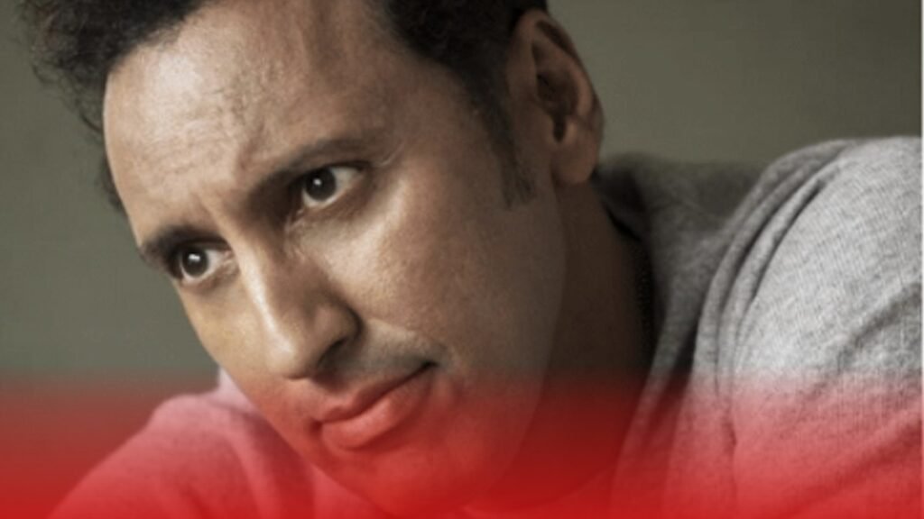 Aasif Mandvi tem participação especial em Cupertino e reaproxima elenco de Evil na temporada 1