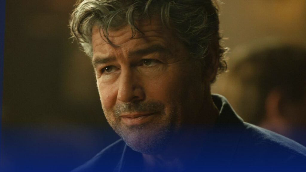 Final da 1ª temporada de The Lanterns levou Kyle Chandler às lágrimas